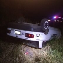 TAXI DE COMPOSTELA A PUNTO DE CAER A UN BARRANCO