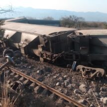 TREN CARGUERO SE DESCARRILA HASTA EL MOMENTO HAY UNA PERSONA LESIONADA