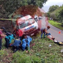 DOS LESIONADOS EN COLISIÓN DE MOTOCICLETA CONTRA COMBI DE PASAJE