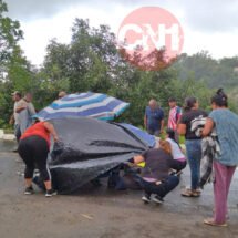 DOS LESIONADOS EN CHOQUE DE MOTOCICLETA CONTRA AUTOMÓVIL