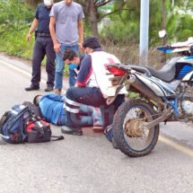 MOTOCICLISTA RESULTA LESIONADO AL DERRAPAR CUANDO SE LE PONCHO UNA LLANTA