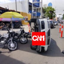 BORA SALIÓ VOLANDO AL CHOCAR CONTRA UNA PALMERA CAYENDO ENCIMA DE VARIAS MOTOS