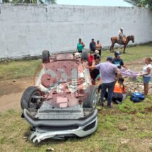 CHOCÓ CONTRA CARROZA FUNERARIA Y TERMINÓ VOLCADO FUERA DE LA CARRETERA