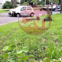 PEQUEÑO AUTOMÓVIL SE LO TRAGO LA CURVA Y BRINCÓ EL CAMELLÓN A LOS CARRILES CONTRARIOS