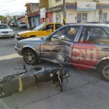 CHOQUE DE MOTOCICLETA Y VEHÍCULO DEJA UNA PERSONA LESIONADA