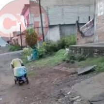 A MEDIA CALLE DEJAN FRENTE DE SU CASA UNA NIÑA UN DORMIDA EN UNA CARRIOLA