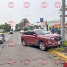 CONDUCTORA CHOCA CONTRA LUMINARIA