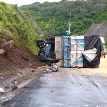 TRÁILER SIN FRENOS CHOCA CONTRA OTRO CON DOBLE SEMIRREMOLQUE