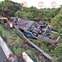 CHOCÓ Y VOLCÓ AUTOBÚS CON 33 PASAJEROS