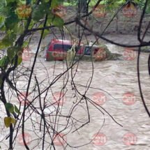 UN VEHÍCULO FUE ARRASTRADO POR LA CORRIENTE DEL RÍO