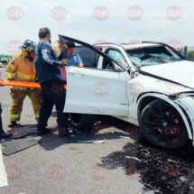 ATIENDEN BOMBEROS DEL ESTADO DOS MASCULINOS LESIONADOS POR VOLCADURA EN TEPIC