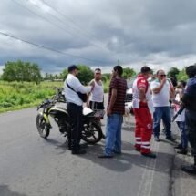 MOTOCICLISTA SE LE ATRAVESÓ A LA AMBULANCIA