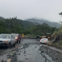 ROCAS SOBRES LA CINTA ASFÁLTICA