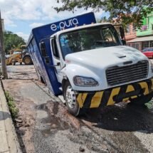 CAMIÓN REPARTIDOR DE REFRESCO ATASCADO EN TREMENDO BACHE