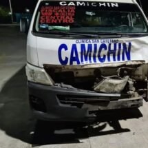 IMPRUDENTE CHOFER DE COMBI CAMICHÍN SE LE ATRAVESÓ A MOTOCICLISTA