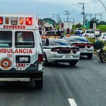 CHOQUE DE MUJERES EN AUTOMÓVILES NEGROS