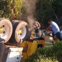 TRAILERO SE QUEDÓ DORMIDO Y CHOCÓ CONTRA CAMIONETA