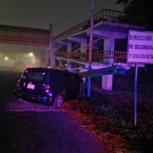 CHOCA CONTRA BARRERA METÁLICA Y LÁMPARA