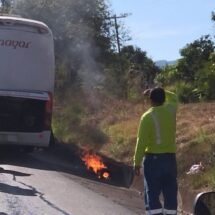 POR POCO SE INCENDIA AUTOBÚS NAYAR