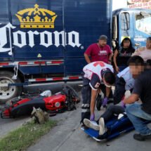 MOTOCICLISTA CHOCA CONTRA CAMIÓN CERVECERO