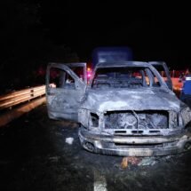 CAMIONETA ARDIÓ EN LLAMAS