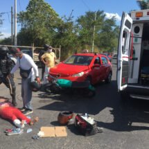 DOS MOTOCICLISTAS LESIONADOS EN CHOQUE CONTRA TAXI