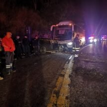 UN MUERTO Y UNA MUJER HERIDA EN CHOQUE DE FRENTE CON AUTOBÚS