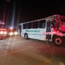 TORTON CHOCA DE FRENTE CONTRA CAMIÓN DE PASAJEROS