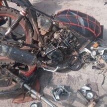 SALVADORES HACEN PEDAZOS SUS MOTOCICLETAS