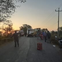 MOTOCICLISTAS APLASTADOS POR CAMIÓN DE TRANSPORTE DE PERSONAL