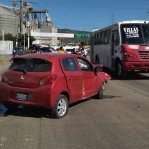 CONDUCTORA DESTROZA SU VEHÍCULO CONTRA BANQUETA