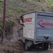 TRES HERIDOS EN CHOCA CONTRA MURO DE TIERRA