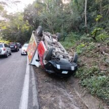 CON LLANTAS PARA ARRIBA QUEDÓ EN MESILLAS