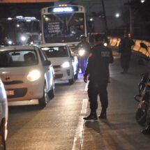 LE DAN TREMENDA ZARANDEADA A MOTOCICLISTA