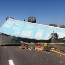 TERMINÓ VOLCADO POR AUTOPISTA TEPIC-GUADALAJARA