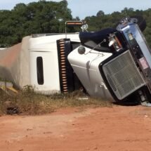 VUELCA TRÁILER CARGADO CON JITOMATE