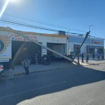 TRÁILER DERRIBA TRES POSTES POR EL BULEVAR COLOSIO