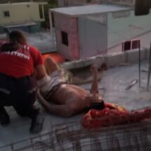 BOMBEROS RESCATA A HOMBRE ELECTROCUTADO