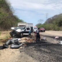 VUELCA CAMIONETA DE CARGA FUERA DE LA CARRETERA