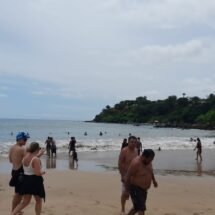 GUARDAVIDAS RESCATAN A 12 PERSONAS ATRAPADAS EN LA PLAYA DE CHACALA 