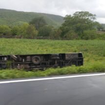 CAMIÓN DE PASAJEROS SUFRE SALIDA DE CAMINO VOLCADURA