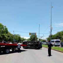 MUJER VUELCA AL CHOCAR CONTRA POSTE DE LÁMPARA DE VIGILANCIA