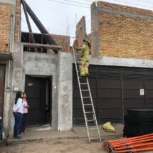 BOMBEROS Y UMT RESCATAN A HOMBRE ELECTROCUTADO 