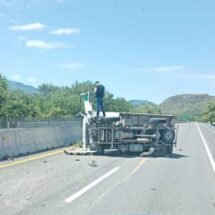 VOLCADURA DE CAMIONETA BLOQUEÓ PASO DE CIRCULACIÓN