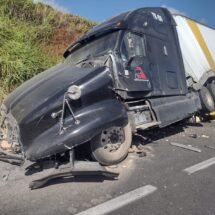 BOMBEROS DEL ESTADO ACUDE A CHOQUE DE TRAILERS