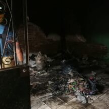 BOMBEROS SOFOCAN INCENDIO DE casa 