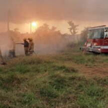 ATIENDEN BOMBEROS DEL ESTADO INCENDIO DE LLANTAS 