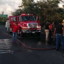 SE REPORTÓ CAMIONETA INCENDIÁNDOSE