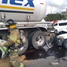 MAESTROS CHOCAN CONTRA PIPA DE GAS