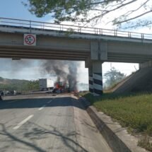 HOMBRE MUERE EN CAMIONETA INCENDIADA POR LA AUTOPISTA